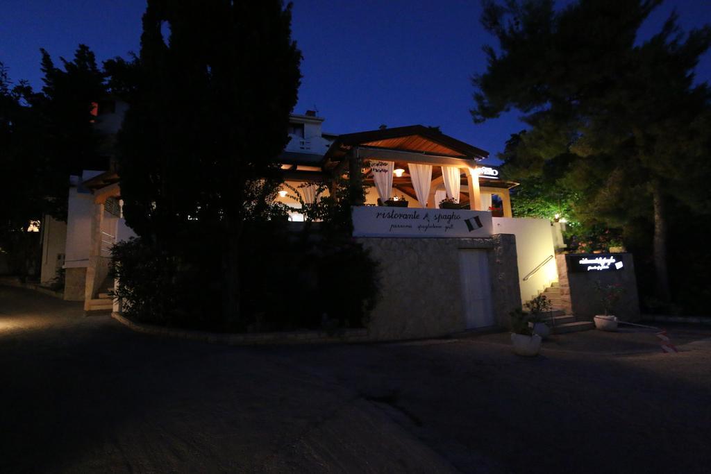 Novalja Inn 2 Ngoại thất bức ảnh