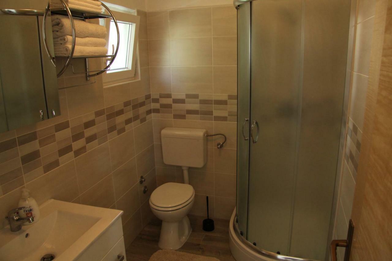 Novalja Inn 2 Ngoại thất bức ảnh